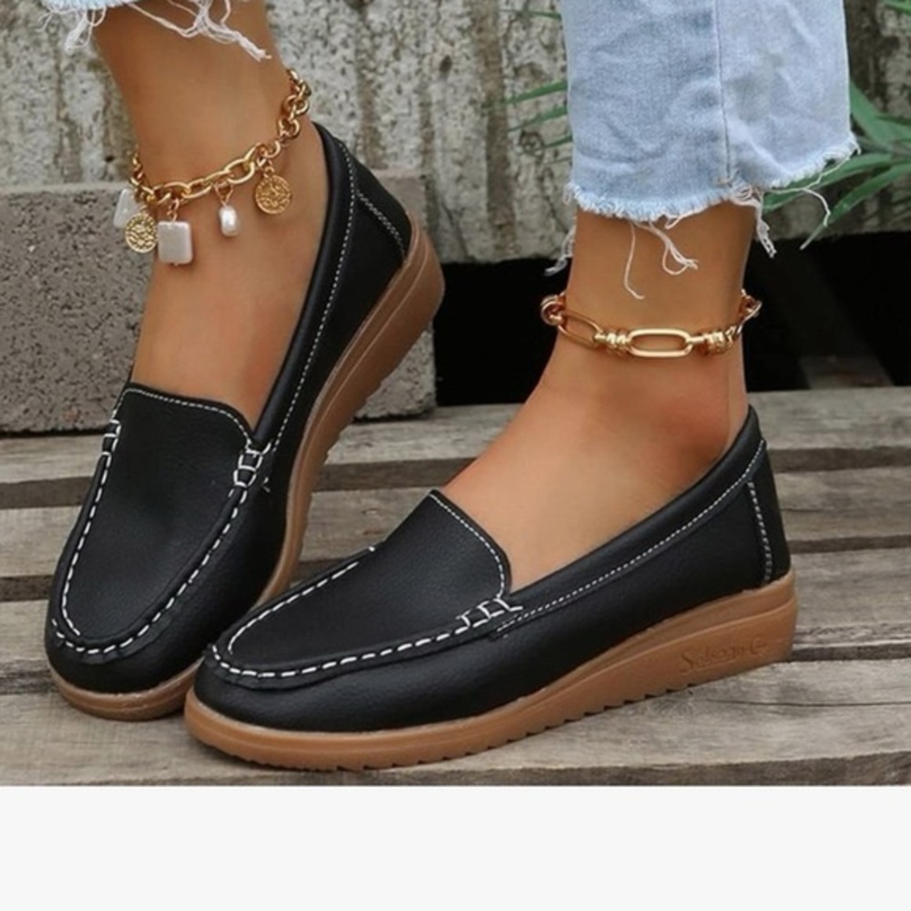 BP WOMEN BLACK LEATHER SHOES WITH RUBBER PLATFORMS IN SIZE 9 M
